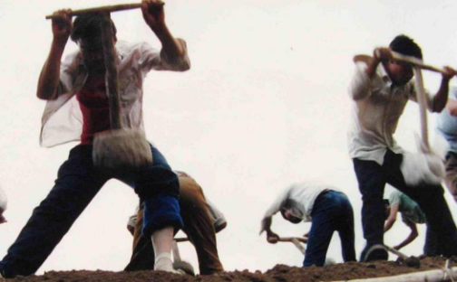 輕鋼別墅地基回填土人工夯實(shí)施工