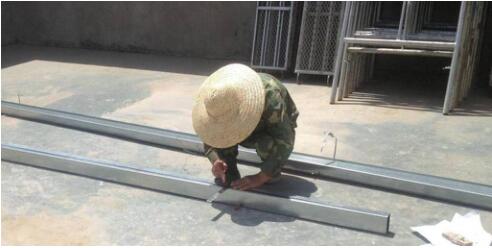 墻體拼裝前先找一塊比較平整的場(chǎng)地，先固定好拼裝基線再進(jìn)行墻體結(jié)構(gòu)拼裝