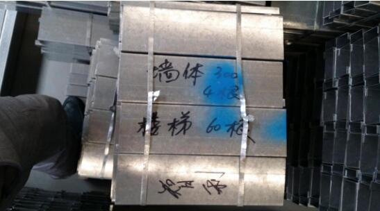 材料到現(xiàn)場(chǎng)后經(jīng)過一個(gè)選料的過程，材料生產(chǎn)的時(shí)候已經(jīng)把每個(gè)結(jié)構(gòu)都標(biāo)注出來了