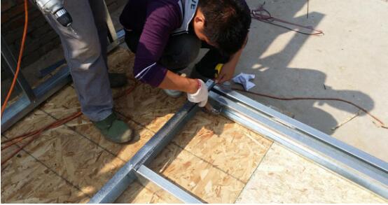 先拼裝出矩形結(jié)構(gòu)，進(jìn)行調(diào)整校正后固定下來，再在矩形里面安裝其他立桿