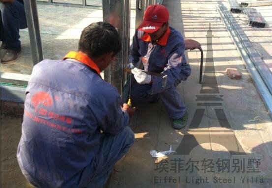 墻體前后方向垂直度調(diào)整：選取要調(diào)整的某墻體，將磁力線墜帶磁鐵側(cè)緊貼左側(cè)骨架頂部邊緣，垂線下垂2米，測(cè)量頂部與底部的垂線到骨架外立面的距離