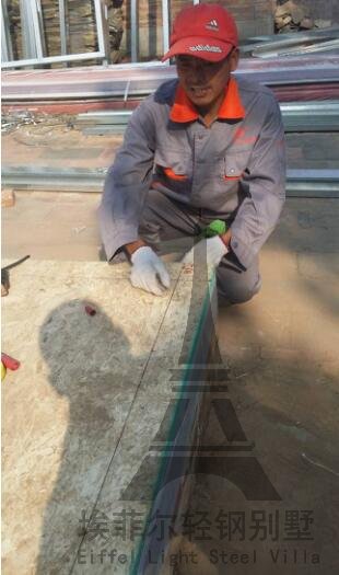 墻體組裝前的基礎(chǔ)放線工作，兩人配合利用墨斗彈線，一人將墨斗線頭拉出，另一人拿著墨斗盒，兩人對(duì)準(zhǔn)每面墻體的點(diǎn)，將墻體骨架內(nèi)邊線彈出