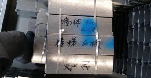 每根墻體材料加工完成之后須寫明長度(單位mm),在打包成捆后注明項(xiàng)目名稱及使用部位,最后局部噴涂顏色進(jìn)行區(qū)分