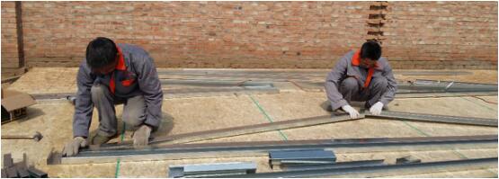 工人在進(jìn)行骨架上、下弦定位