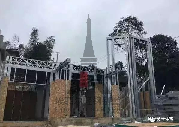 實(shí)拍小伙25天建好一套輕鋼別墅,外觀好看,但沒人愿意住