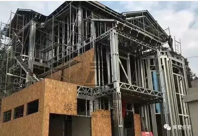 實(shí)拍小伙25天建好一套輕鋼別墅,外觀好看,但沒人愿意住