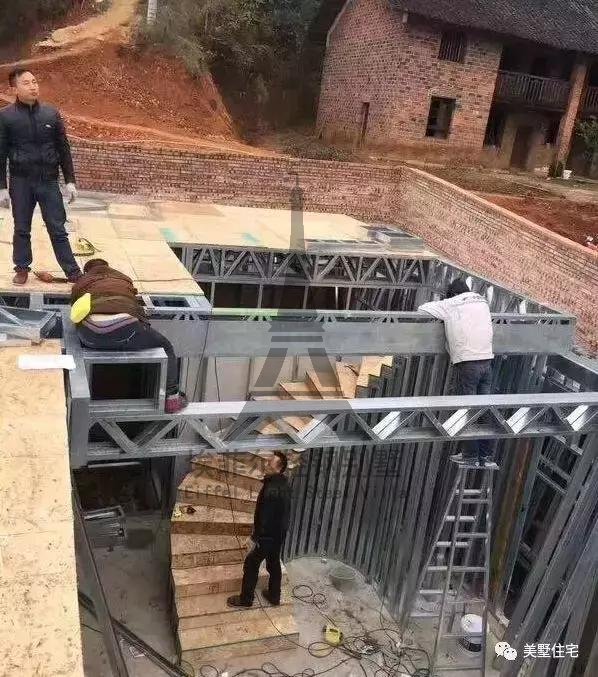 實(shí)拍小伙25天建好一套輕鋼別墅,外觀好看,但沒人愿意住