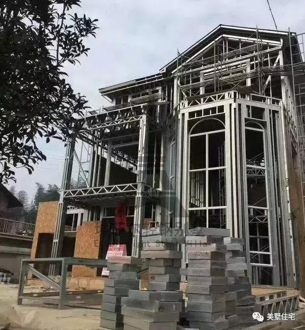 實(shí)拍小伙25天建好一套輕鋼別墅,外觀好看,但沒人愿意住