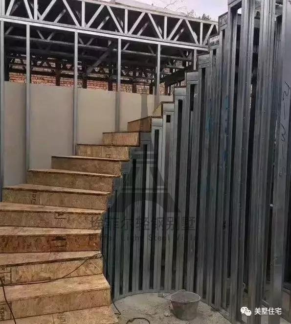 實(shí)拍小伙25天建好一套輕鋼別墅,外觀好看,但沒人愿意住